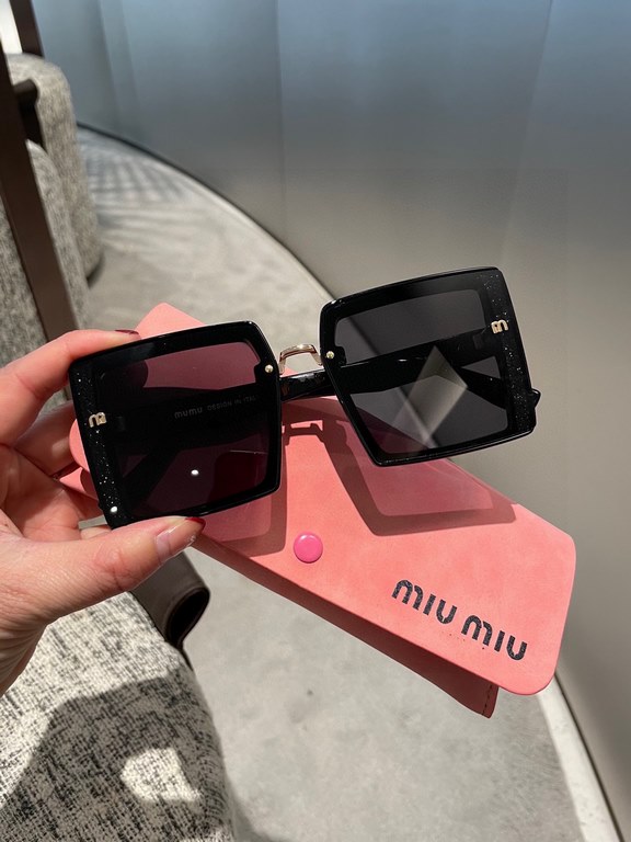 miumiu [tr polarized series].2023 New Polarized Sunglasses Style Multi .The classic square frame design is not picky about face shape, and it is very elegant whether it is paired with a coat or a dress.Polarized lenses p