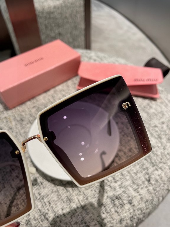 miumiu [tr polarized series].2023 New Polarized Sunglasses Style Multi .The classic square frame design is not picky about face shape, and it is very elegant whether it is paired with a coat or a dress.Polarized lenses p