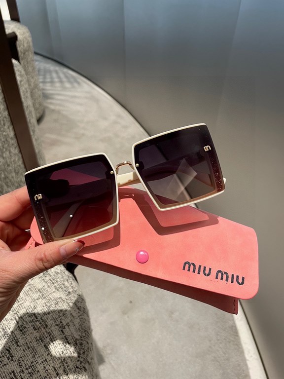 miumiu [tr polarized series].2023 New Polarized Sunglasses Style Multi .The classic square frame design is not picky about face shape, and it is very elegant whether it is paired with a coat or a dress.Polarized lenses p