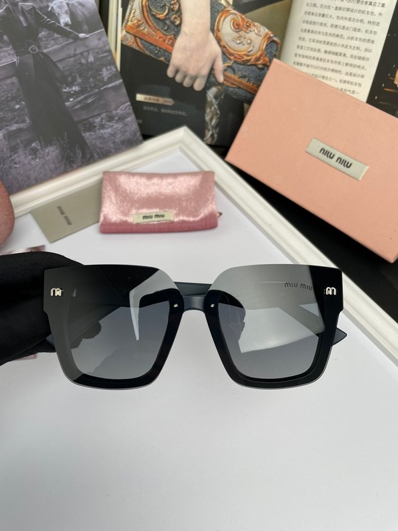 2022 NewBrand,  Miu Miu miumiu women with the same original single polarized sunglasses   TR90 sliced frames   Imported Polaroid HD polarized lenses. Large frame fashion sunglasses  , high-end mirror leg design, the qual