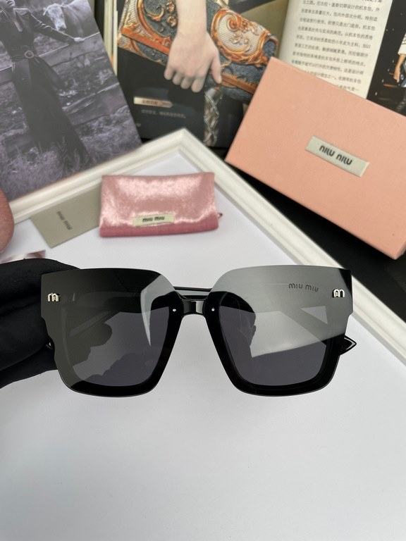 2022 NewBrand,  Miu Miu miumiu women with the same original single polarized sunglasses   TR90 sliced frames   Imported Polaroid HD polarized lenses. Large frame fashion sunglasses  , high-end mirror leg design, the qual