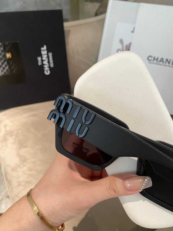 Qi color arrival ~ MIUMIU miu family square sunglasses  SMU07ws 52-19-135Sweet and cool new geometric sense of fashionable sense upBig face round face bb punch Shade sunscreen steady