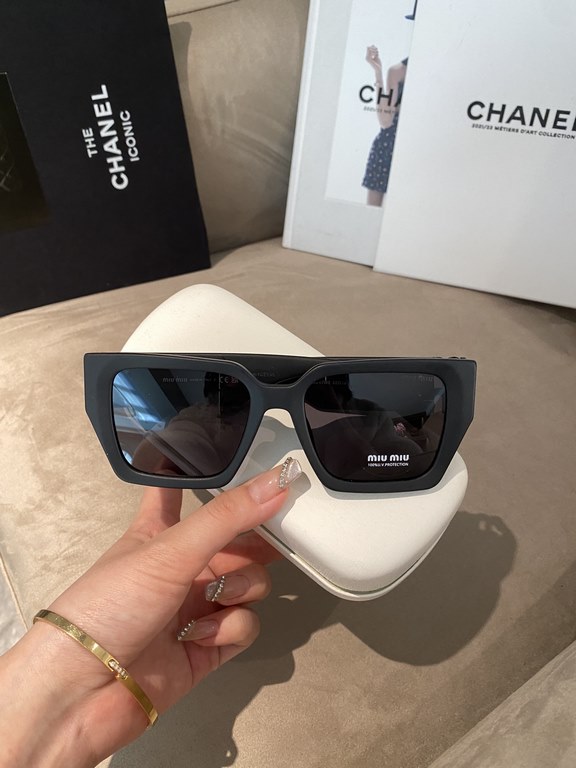 Qi color arrival ~ MIUMIU miu family square sunglasses  SMU07ws 52-19-135Sweet and cool new geometric sense of fashionable sense upBig face round face bb punch Shade sunscreen steady