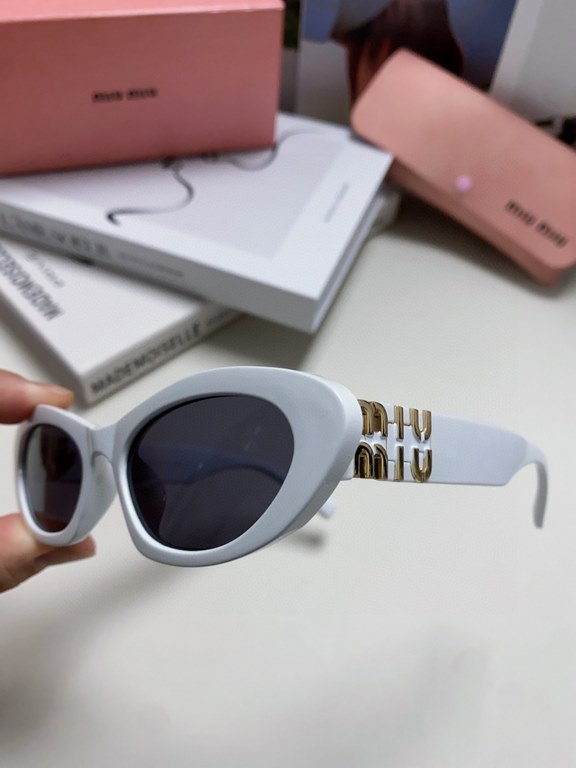 MiuMiu Miu Miu Cat Eye Sunglasses   Sweet Cool Modern Girl Look!Really taken! Very sweet ageing a sunglasses, the heart of the young girl hard to catch, can be salt and sweet! Too much love for the diamond-shaped face wi