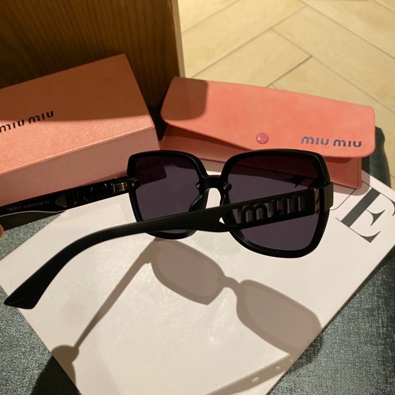 P  miumiu2024 latest models of polarized metal women's sunglasses   Material Polaroid high-definition polarized lenses, crafted foot wire is very atmospheric, vacuum coating, summer travel must-have models.3017