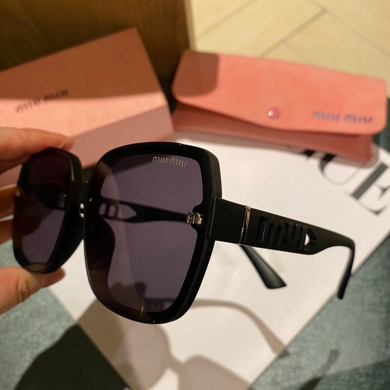 P  miumiu2024 latest models of polarized metal women's sunglasses   Material Polaroid high-definition polarized lenses, crafted foot wire is very atmospheric, vacuum coating, summer travel must-have models.3017