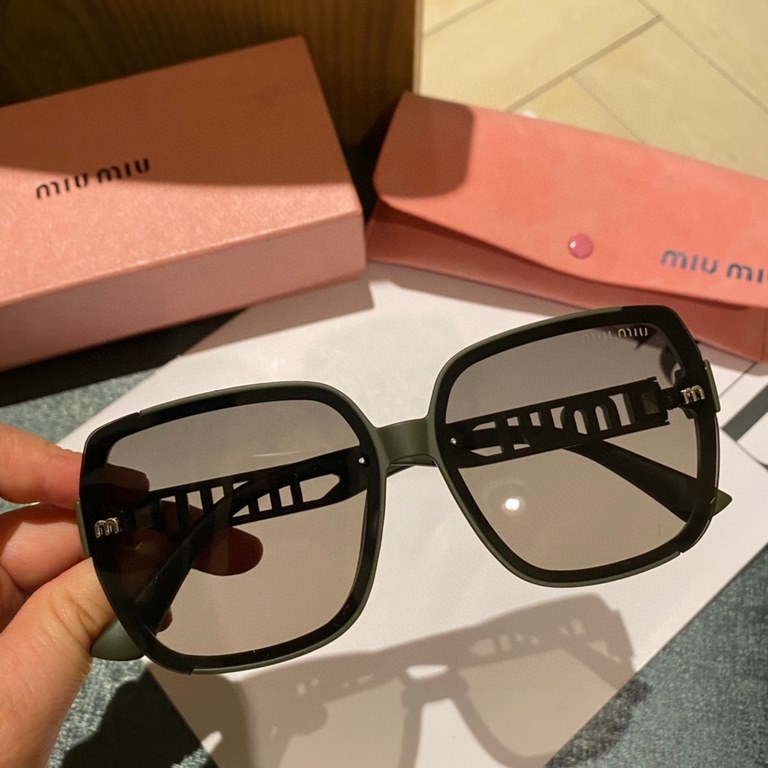 P  miumiu2024 latest models of polarized metal women's sunglasses   Material Polaroid high-definition polarized lenses, crafted foot wire is very atmospheric, vacuum coating, summer travel must-have models.3017