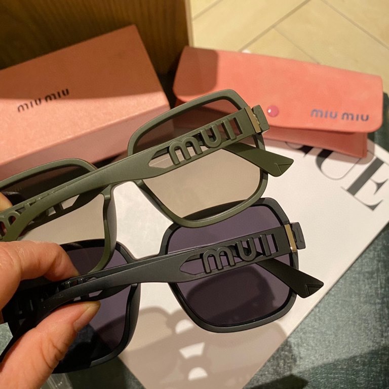 P  miumiu2024 latest models of polarized metal women's sunglasses   Material Polaroid high-definition polarized lenses, crafted foot wire is very atmospheric, vacuum coating, summer travel must-have models.3017