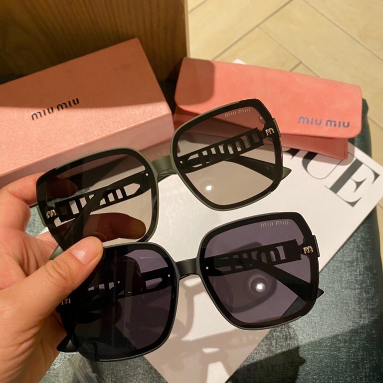 P  miumiu2024 latest models of polarized metal women's sunglasses   Material Polaroid high-definition polarized lenses, crafted foot wire is very atmospheric, vacuum coating, summer travel must-have models.3017