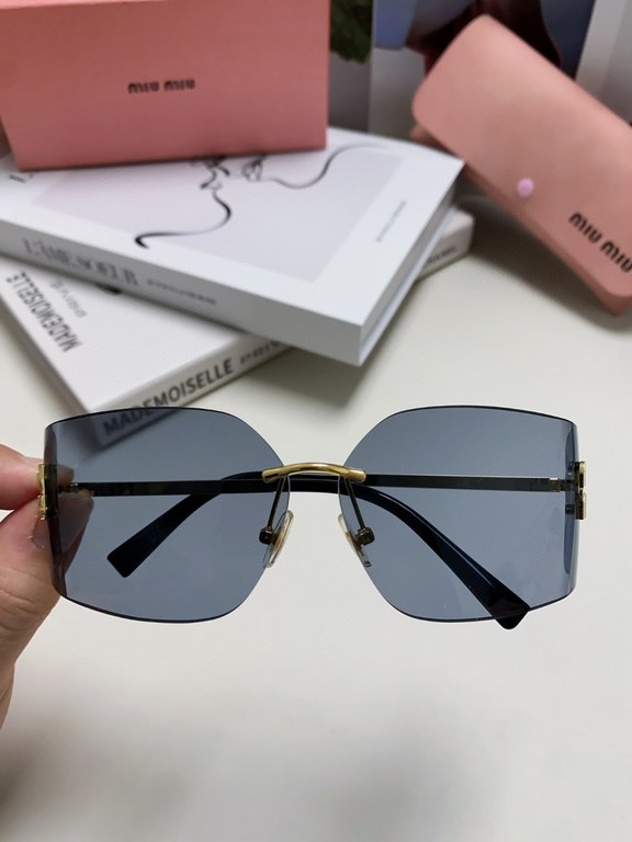 MIUMIU girl's new color is coming ~ want to weld on the face of the sunglasses!Hard goods are not afraid to be late ~ after months of ZP molding to createAny details perfectly reproduced, the official website without col