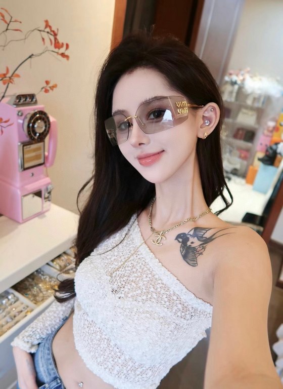 MIUMIU girl's new color is coming ~ want to weld on the face of the sunglasses!Hard goods are not afraid to be late ~ after months of ZP molding to createAny details perfectly reproduced, the official website without col