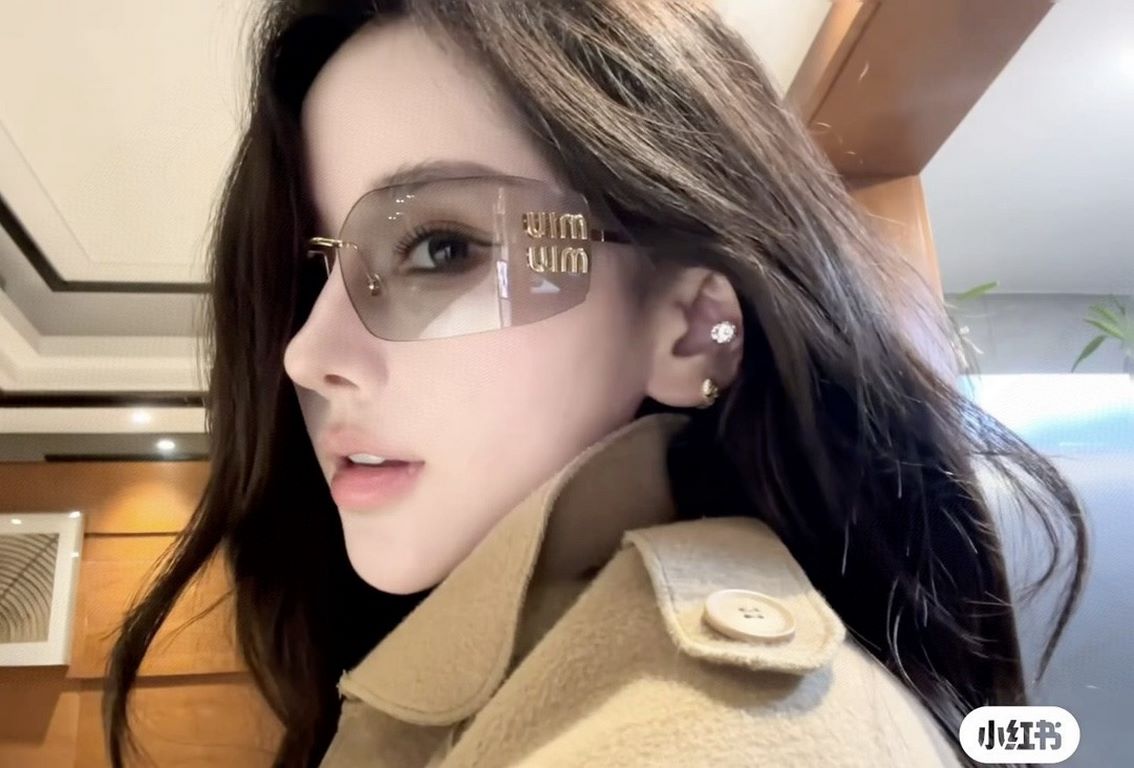 MIUMIU girl's new color is coming ~ want to weld on the face of the sunglasses!Hard goods are not afraid to be late ~ after months of ZP molding to createAny details perfectly reproduced, the official website without col