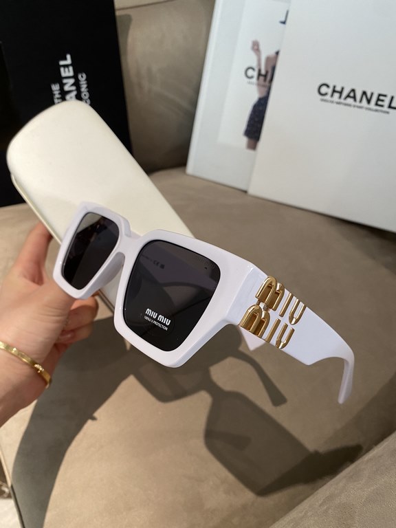 Qi color arrival ~ MIUMIU miu family square sunglasses  SMU07ws 52-19-135Sweet and cool new geometric sense of fashionable sense upBig face round face bb punch Shade sunscreen steady