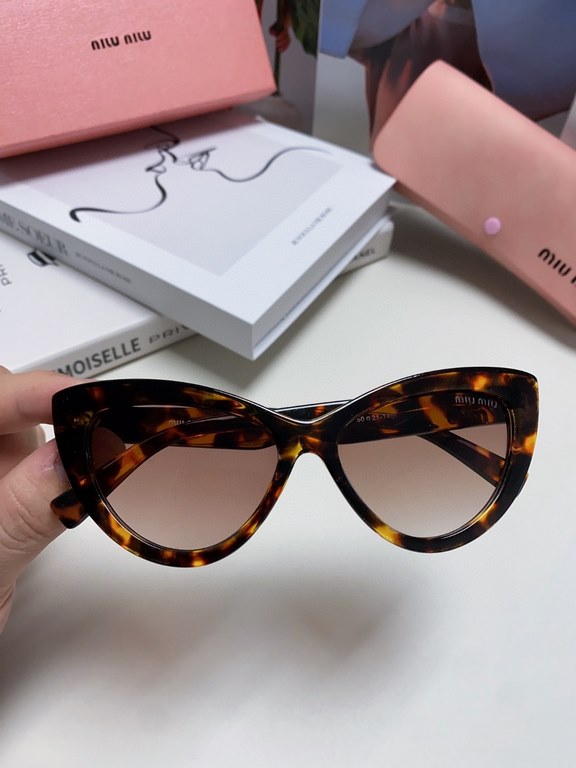 miumiu miu miu cat eye sunglasses, exquisite MiuMiu small logo, each big netroots blogger recommended!