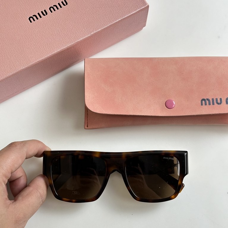 flush color arrives    MIU MIUMODELSMU10WSIZE55port19-135