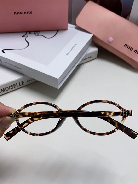 MIUMIU Miu Miu Zhang Yuanying models book nerd retro small round frame sunglasses for men and women 2024 new high-level sense of sunglasses sunshade UV oval street shooting