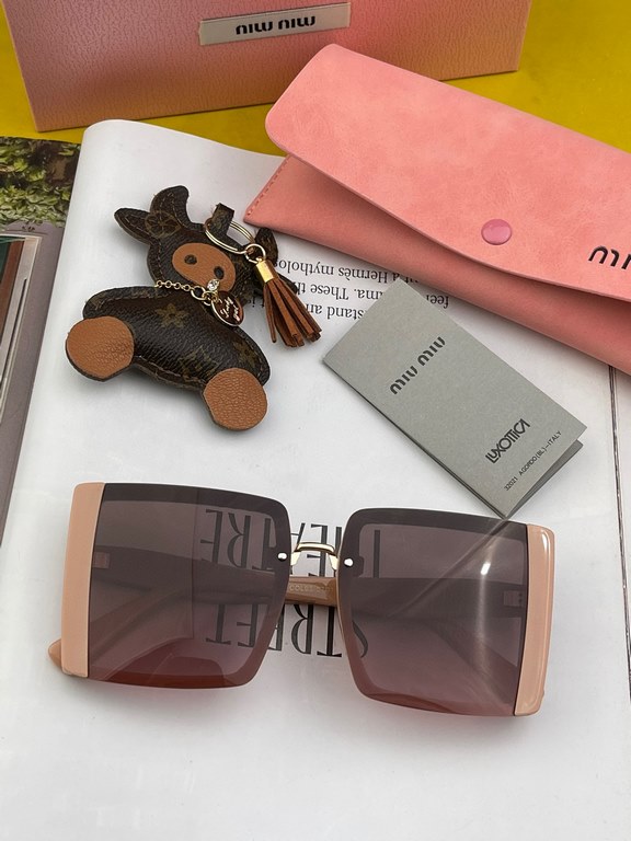 [miumiu polarized]  2023 new   fashionable and elegant sunglasses for women Sunglasses   to create a calm frame, the classic version of the combination of the new creative   inadvertently radiate a superb and extraordina