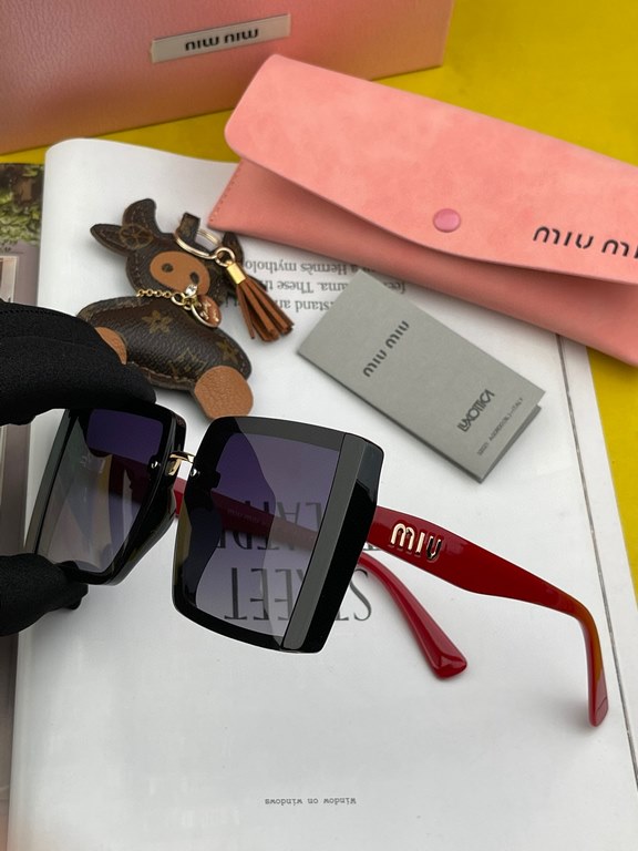 [miumiu polarized]  2023 new   fashionable and elegant sunglasses for women Sunglasses   to create a calm frame, the classic version of the combination of the new creative   inadvertently radiate a superb and extraordina