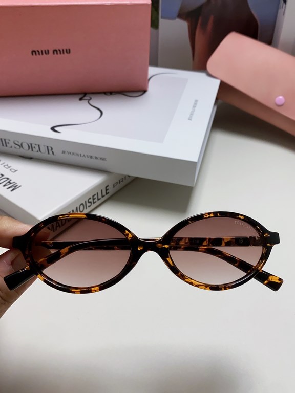 MIUMIU Miu Miu Zhang Yuanying models book nerd retro small round frame sunglasses for men and women 2024 new high-level sense of sunglasses sunshade UV oval street shooting