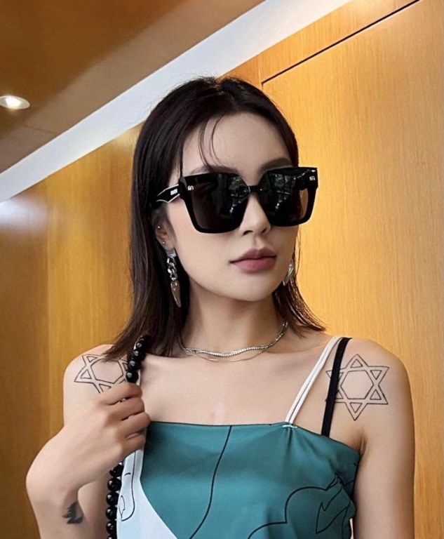 New. 2022Brand,  Miu Miu miumiu women with the same original single polarized sunglasses   TR90 slice frame   Imported Polaroid HD Polarized lenses. Large frame fashion sunglasses  , high-end mirror leg design, the quali