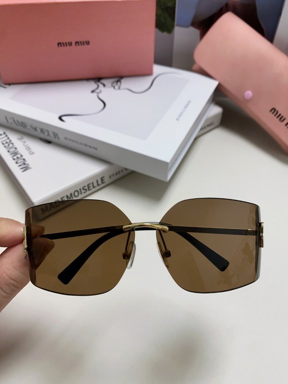 MIUMIU girl's new color is coming ~ want to weld on the face of the sunglasses!Hard goods are not afraid to be late ~ after months of ZP molding to createAny details perfectly reproduced, the official website without col