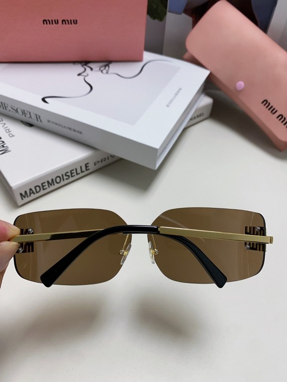 MIUMIU girl's new color is coming ~ want to weld on the face of the sunglasses!Hard goods are not afraid to be late ~ after months of ZP molding to createAny details perfectly reproduced, the official website without col