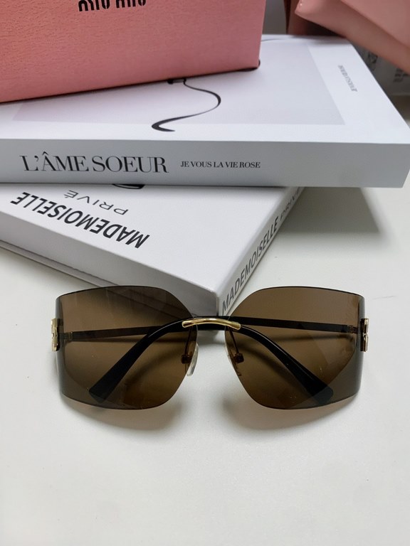 MIUMIU girl's new color is coming ~ want to weld on the face of the sunglasses!Hard goods are not afraid to be late ~ after months of ZP molding to createAny details perfectly reproduced, the official website without col