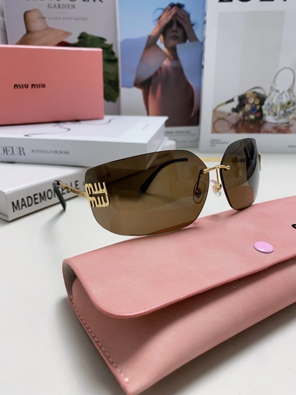 MIUMIU girl's new color is coming ~ want to weld on the face of the sunglasses!Hard goods are not afraid to be late ~ after months of ZP molding to createAny details perfectly reproduced, the official website without col