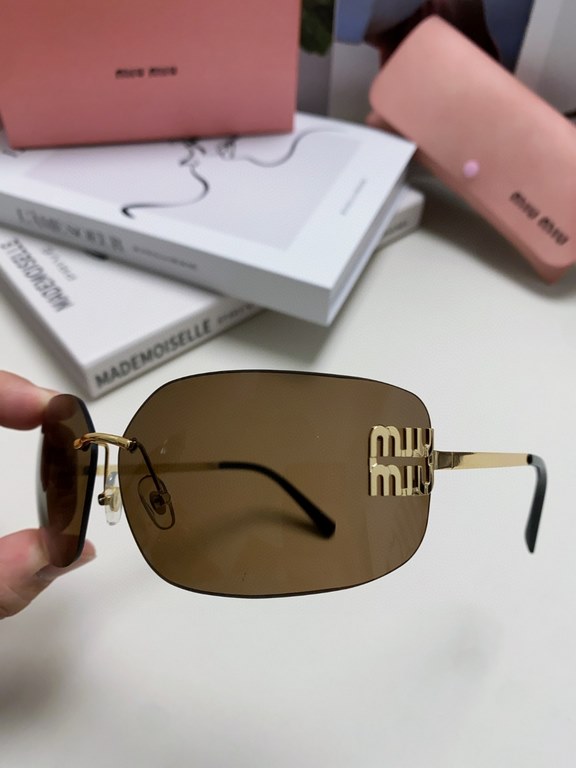 MIUMIU girl's new color is coming ~ want to weld on the face of the sunglasses!Hard goods are not afraid to be late ~ after months of ZP molding to createAny details perfectly reproduced, the official website without col