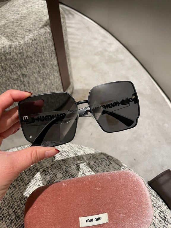 miumiu [tr polarized series].23 New Polarized Sunglasses Style .The classic square frame design is not picky about face shape, and it is very elegant whether it is paired with a coat or a dress.Polarized lenses prevent u