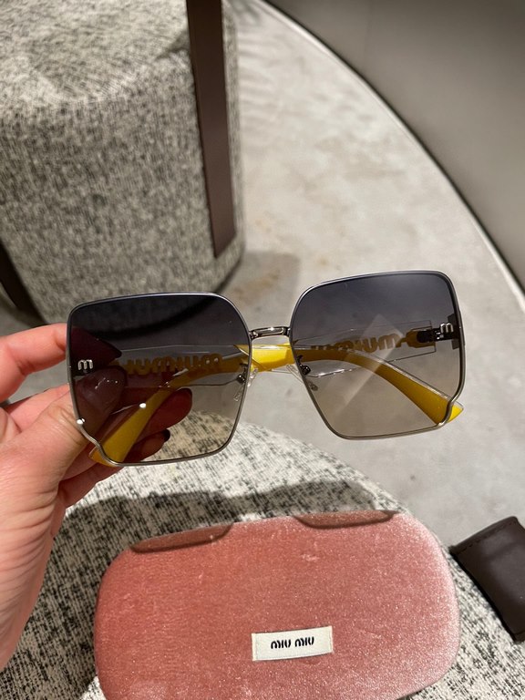 miumiu [tr polarized series].23 New Polarized Sunglasses Style .The classic square frame design is not picky about face shape, and it is very elegant whether it is paired with a coat or a dress.Polarized lenses prevent u