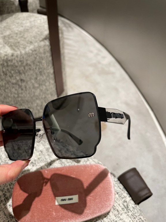 miumiu [tr polarized series].23 New Polarized Sunglasses Style .The classic square frame design is not picky about face shape, and it is very elegant whether it is paired with a coat or a dress.Polarized lenses prevent u