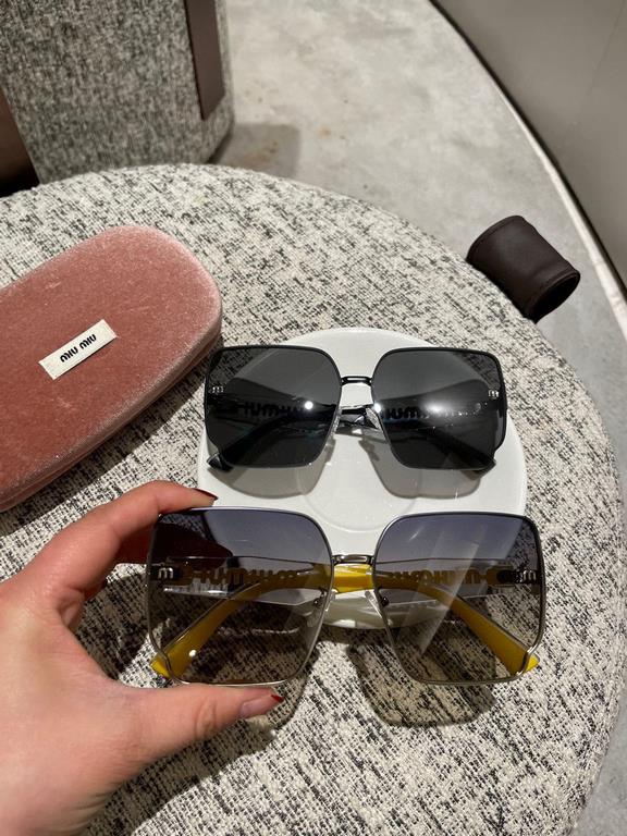 miumiu [tr polarized series].23 New Polarized Sunglasses Style .The classic square frame design is not picky about face shape, and it is very elegant whether it is paired with a coat or a dress.Polarized lenses prevent u