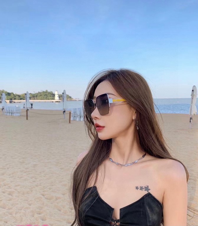 miumiu [tr polarized series].23 New Polarized Sunglasses Style .The classic square frame design is not picky about face shape, and it is very elegant whether it is paired with a coat or a dress.Polarized lenses prevent u