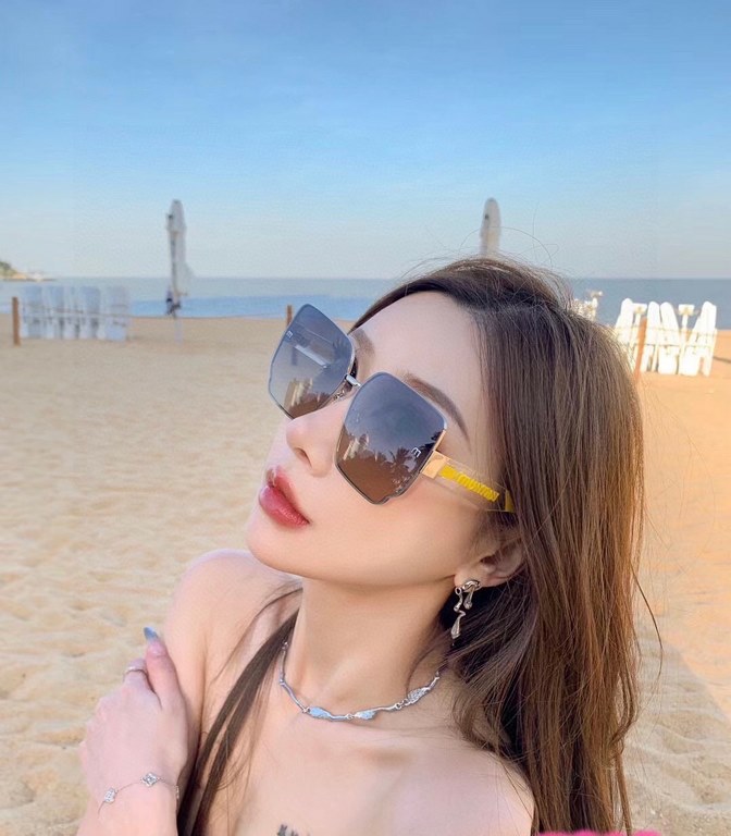 miumiu [tr polarized series].23 New Polarized Sunglasses Style .The classic square frame design is not picky about face shape, and it is very elegant whether it is paired with a coat or a dress.Polarized lenses prevent u