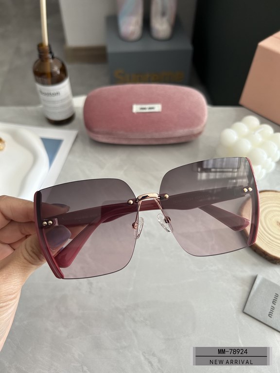 . [Italian fallacy-miumiu] . [Polaroid Resin Polarized Lenses]  . . [TR90 frames are lightweight and comfortable to wear]  . . [size 62-12-140, ] . [ Original sealed packaging 2023 new sunglasses reduce the burden of gla