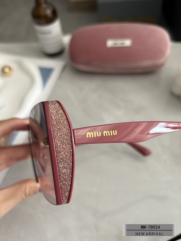 . [Italian fallacy-miumiu] . [Polaroid Resin Polarized Lenses]  . . [TR90 frames are lightweight and comfortable to wear]  . . [size 62-12-140, ] . [ Original sealed packaging 2023 new sunglasses reduce the burden of gla