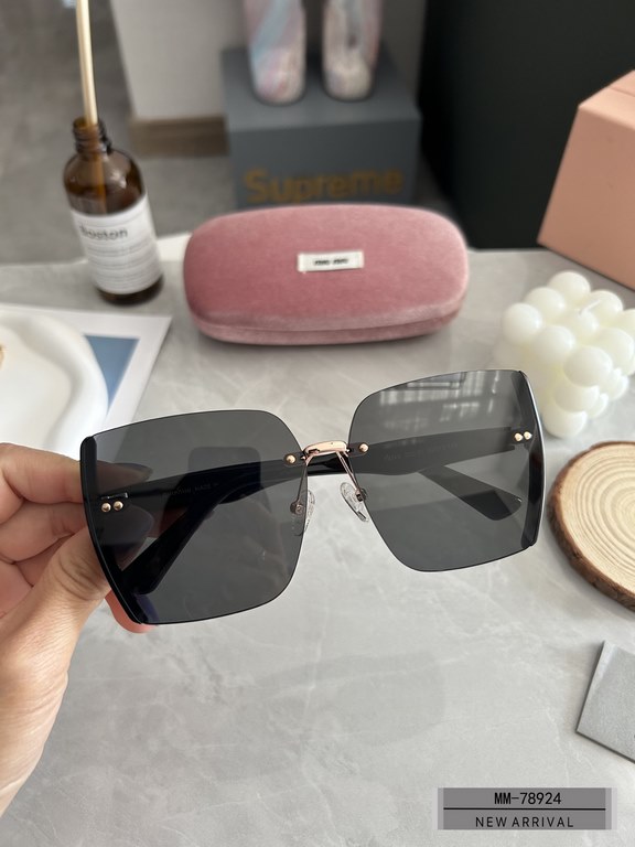 . [Italian fallacy-miumiu] . [Polaroid Resin Polarized Lenses]  . . [TR90 frames are lightweight and comfortable to wear]  . . [size 62-12-140, ] . [ Original sealed packaging 2023 new sunglasses reduce the burden of gla