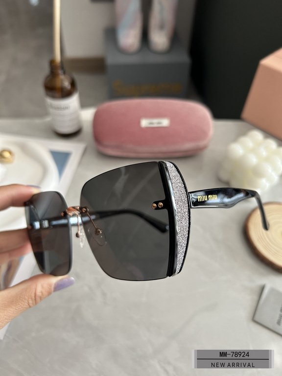 . [Italian fallacy-miumiu] . [Polaroid Resin Polarized Lenses]  . . [TR90 frames are lightweight and comfortable to wear]  . . [size 62-12-140, ] . [ Original sealed packaging 2023 new sunglasses reduce the burden of gla