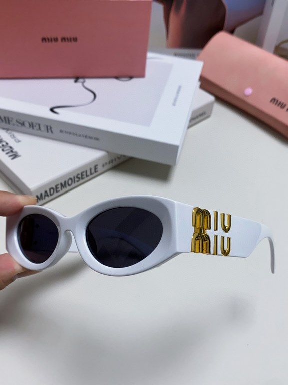 Tall version of the big logo 11WMIUMIU sunglasses are salty and sweet!!!! Love it so much!How can a beautiful woman not have a pair of good-looking sunglassesThis style of sunglasses is really nice!The miumiulogo on both