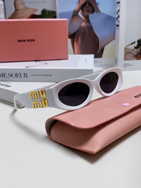 Tall version of the big logo 11WMIUMIU sunglasses are salty and sweet!!!! Love it so much!How can a beautiful woman not have a pair of good-looking sunglassesThis style of sunglasses is really nice!The miumiulogo on both