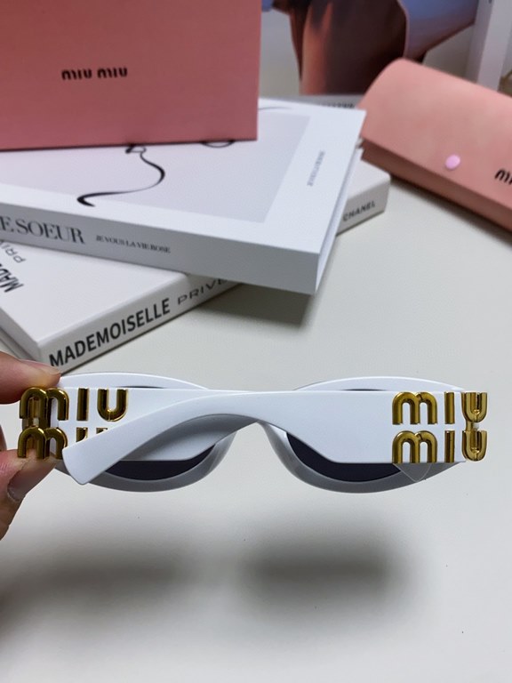 Tall version of the big logo 11WMIUMIU sunglasses are salty and sweet!!!! Love it so much!How can a beautiful woman not have a pair of good-looking sunglassesThis style of sunglasses is really nice!The miumiulogo on both