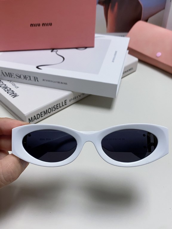 Tall version of the big logo 11WMIUMIU sunglasses are salty and sweet!!!! Love it so much!How can a beautiful woman not have a pair of good-looking sunglassesThis style of sunglasses is really nice!The miumiulogo on both