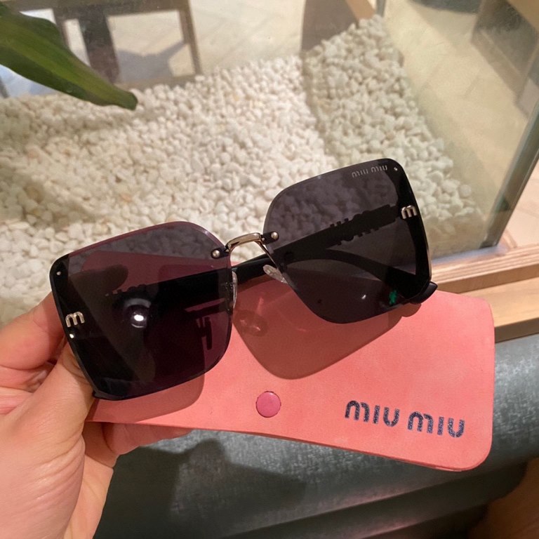 Pmiumiu large frame polarized sunglasses Netroots celebrities street shooting must-have collocation [Celebration] Fashion Trend (1002)