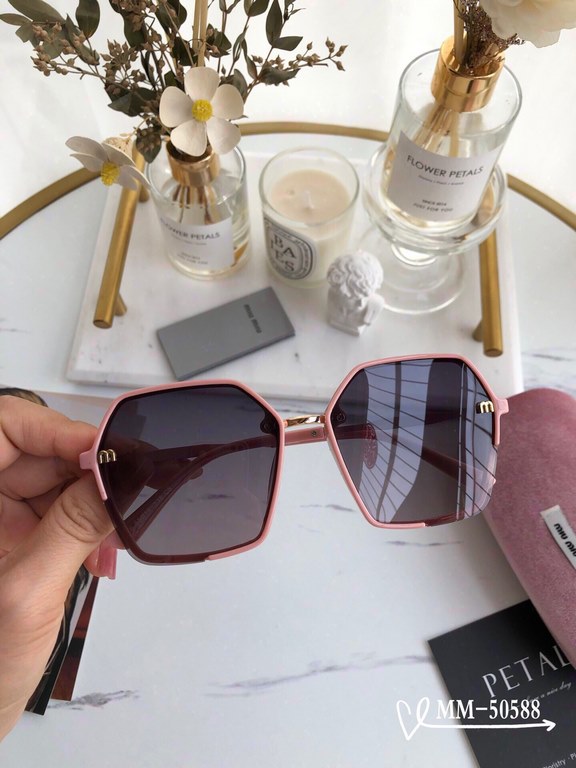 . [miu miu-miumiu] . [Polaroid Resin Polarized Lens] . [Polaroid Resin Lenses]  . . [size 55-19-138,]. . [ 2022 new sunglasses to reduce the burden of glare, blocking harmful rays of radiation,   travel and tourism with 