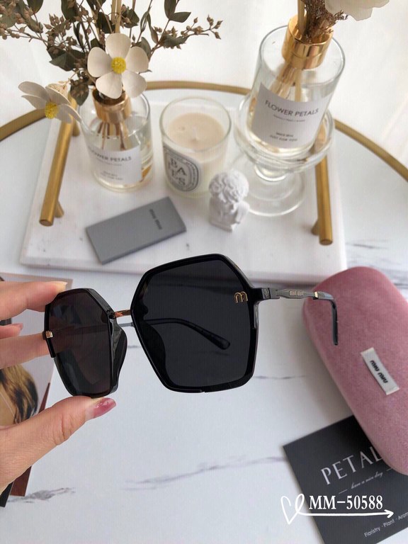 . [miu miu-miumiu] . [Polaroid Resin Polarized Lens] . [Polaroid Resin Lenses]  . . [size 55-19-138,]. . [ 2022 new sunglasses to reduce the burden of glare, blocking harmful rays of radiation,   travel and tourism with 