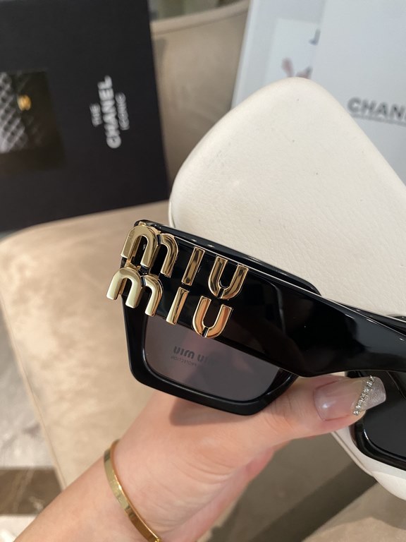 Qi color arrival ~ MIUMIU miu family square sunglasses  SMU07ws 52-19-135Sweet and cool new geometric sense of fashionable sense upBig face round face bb punch Shade sunscreen steady