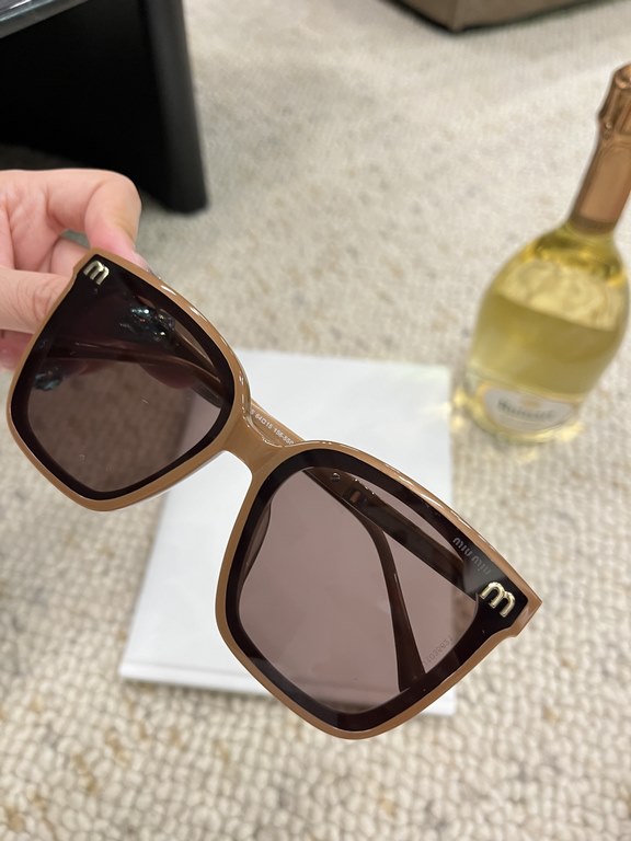 Miumiu 2024 on the new  Classic pop-up plate large square frame Versatile and not picky Summer travel must have sunscreen cover face Max ~