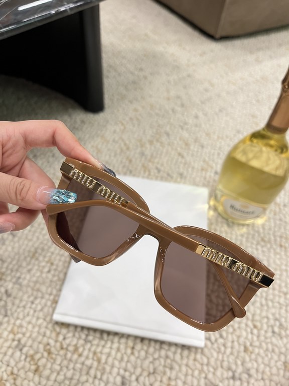 Miumiu 2024 on the new  Classic pop-up plate large square frame Versatile and not picky Summer travel must have sunscreen cover face Max ~