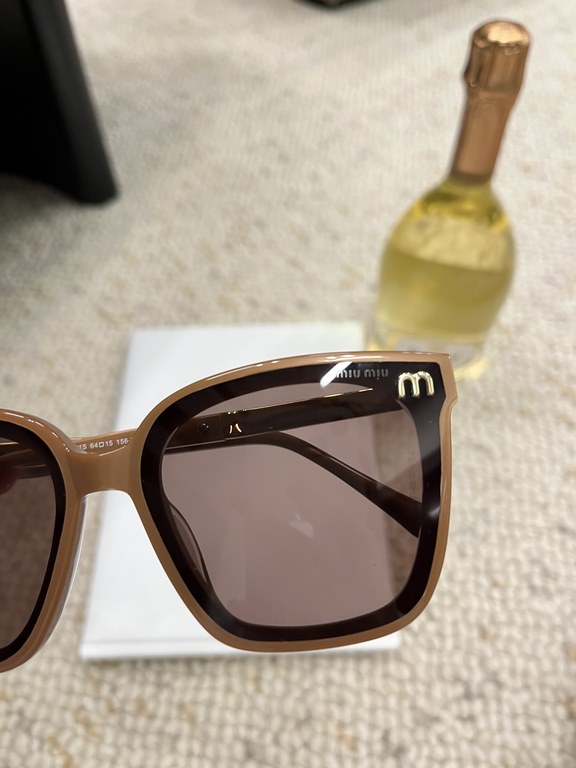 Miumiu 2024 on the new  Classic pop-up plate large square frame Versatile and not picky Summer travel must have sunscreen cover face Max ~